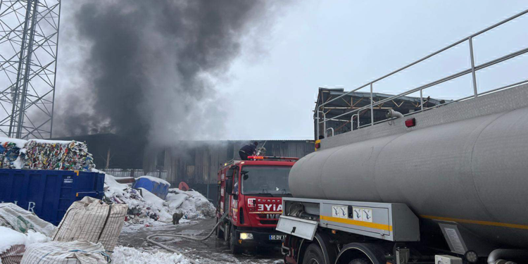 Plastik geri dönüşüm deposunda çıkan yangın, 1 saatte söndürüldü