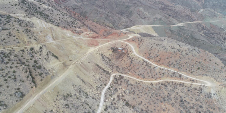 Riskli kayalara itfaiyeden 'yapay heyelan'lı müdahale