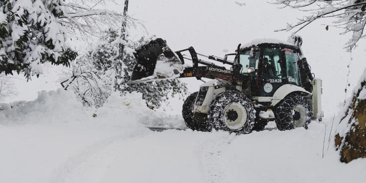 Rize'de 94 köy yolu kapandı; ambulans kara saplandı