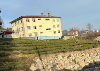 Rize'de bahçede ve beton zemininde çökmeler oluşan okulda eğitime ara