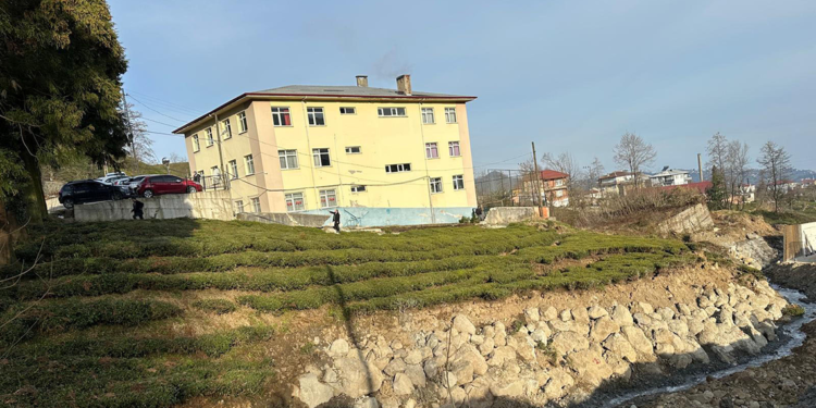 Rize'de bahçede ve beton zemininde çökmeler oluşan okulda eğitime ara