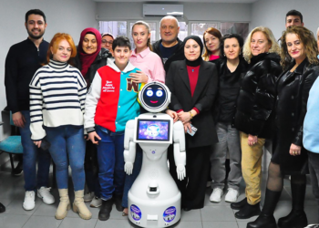 Robot 'Galaksi', sürücü kursunda eğitmenlik yapıyor