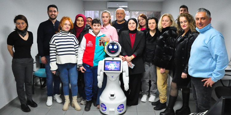 Robot 'Galaksi', sürücü kursunda eğitmenlik yapıyor