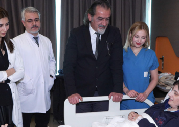 Romanya'dan geldi, omuriliğindeki tümörden Türkiye'de kurtuldu