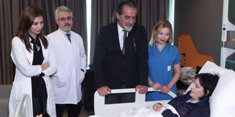 Romanya'dan geldi, omuriliğindeki tümörden Türkiye'de kurtuldu