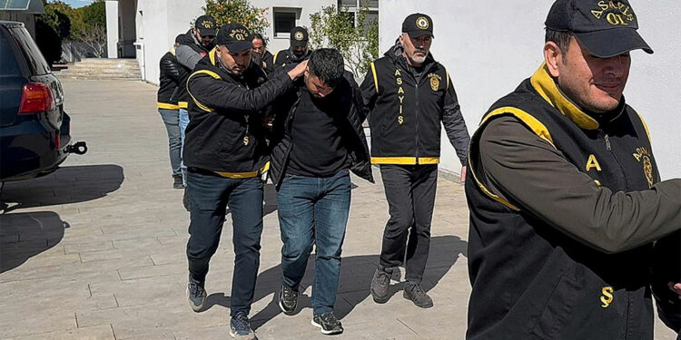 Sağlık kabinine 12 el ateş edip, 1 milyon lira haraç istediler