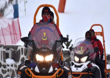 Jandarma, çığ bölgesinde snowboard yapan kişiye ceza kesti