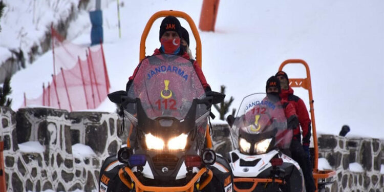 Jandarma, çığ bölgesinde snowboard yapan kişiye ceza kesti