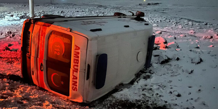 Şanlıurfa'da ambulans şarampole devrildi