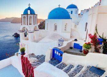 Santorini Adası'nda sismik hareketlilik; Okullar tatil edildi