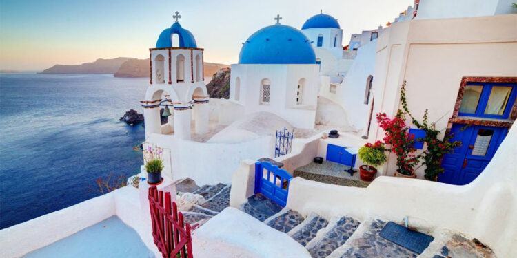 Santorini Adası'nda sismik hareketlilik; Okullar tatil edildi