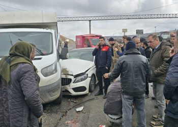 Şırnak'ta otomobil ile kamyonet çarpıştı: 5 yaralı