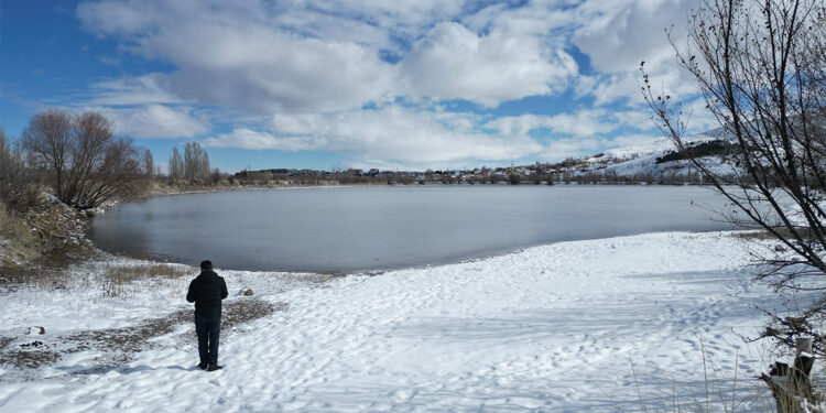 Serpincik Göleti'nin yüzeyi buz tuttu