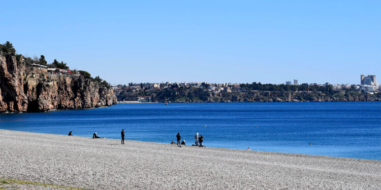 Antalya'da da soğuk hava etkisini gösterdi