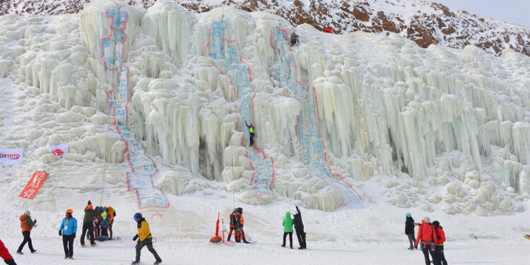 Sporcular 20 metrelik buz duvarına başarıyla tırmandı
