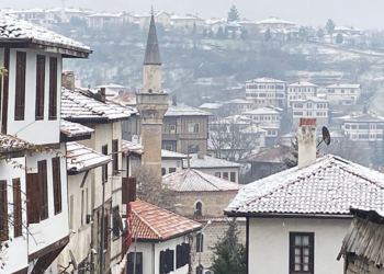 Safranbolu'nun tarihi konakları beyaza büründü