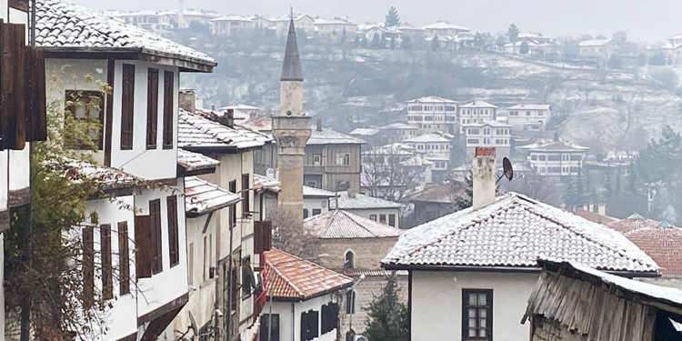 Safranbolu'nun tarihi konakları beyaza büründü