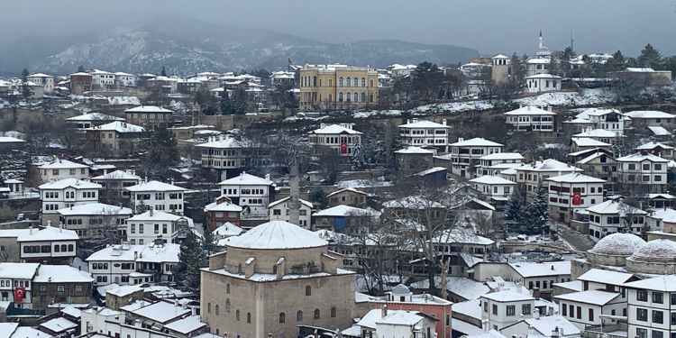 Safranbolu'nun tarihi konakları karla kaplandı