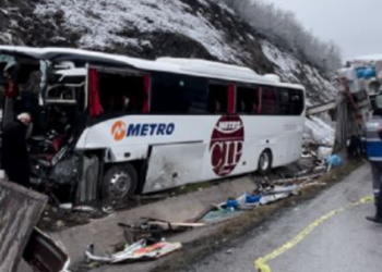 Samsun'da yolcu otobüsü kamyona çarptı; 1 ölü, 16 yaralı