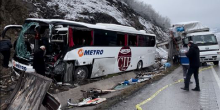 Samsun'da yolcu otobüsü kamyona çarptı; 1 ölü, 16 yaralı
