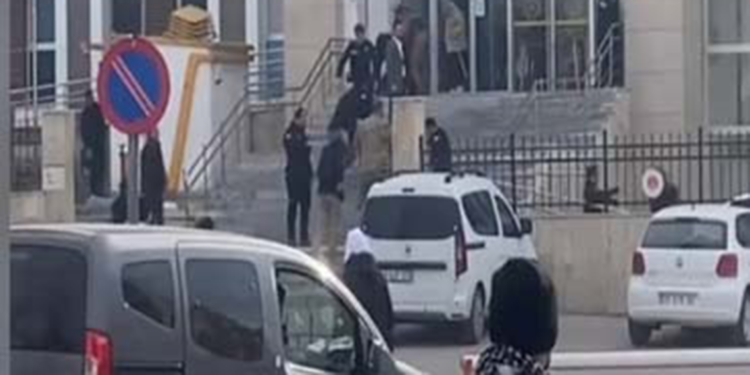 Şanlıurfa'da adliye bahçesinde kavga kamerada: 16 yaralı