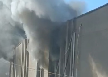 Şanlıurfa'da iş merkezinde yangın; 5 kişi dumandan etkilendi