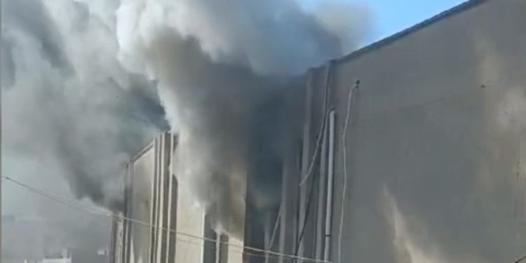 Şanlıurfa'da iş merkezinde yangın; 5 kişi dumandan etkilendi