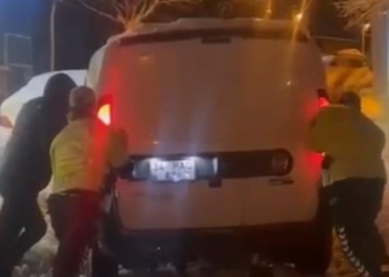 Sarıyer'de polis ekiplerinin karla mücadelesi; Araçları ittiler