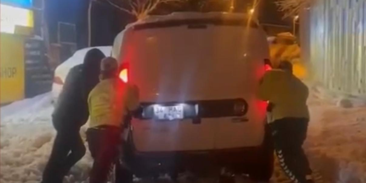 Sarıyer'de polis ekiplerinin karla mücadelesi; Araçları ittiler