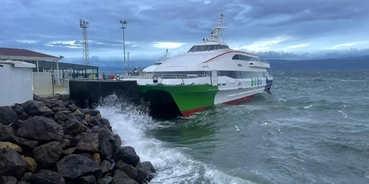 Şehir hatları ve İDO seferlerine kar engeli
