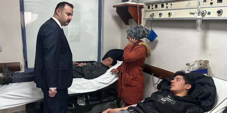 Servis minibüsü şarampole yuvarlandı; 5'i öğrenci, 6 yaralı