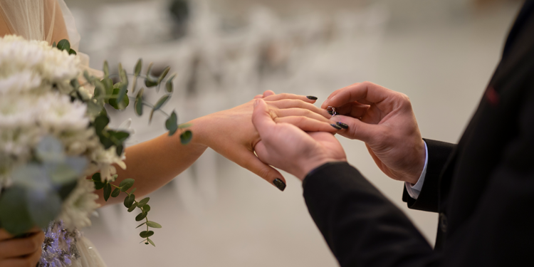 Seviyorsan git, bankaya borçlan bence!