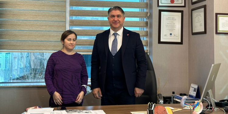 Sibel hemşire, ablasından alınan karaciğerle hayata tutundu