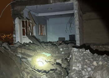 Siirt'te 2 katlı metruk bina çöktü