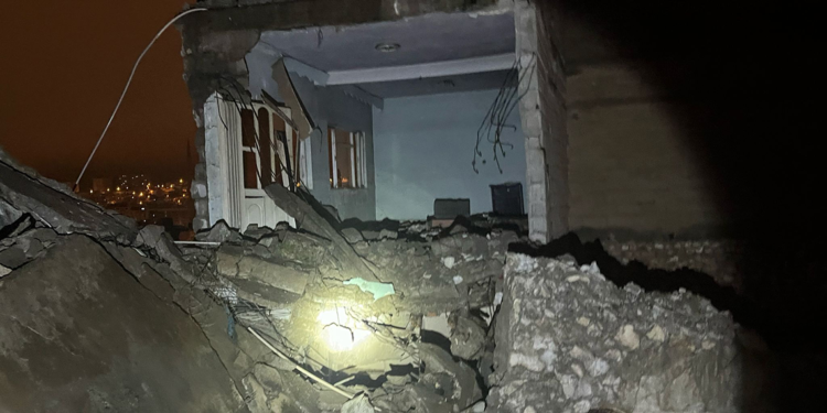 Siirt'te 2 katlı metruk bina çöktü