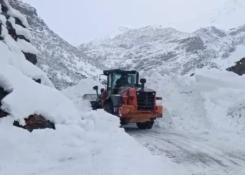 Şırnak'ta köy yoluna çığ düştü
