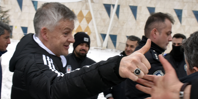 Sivas'a ulaşan Solskjaer'e Osmanlı tuğralı yüzük hediyesi