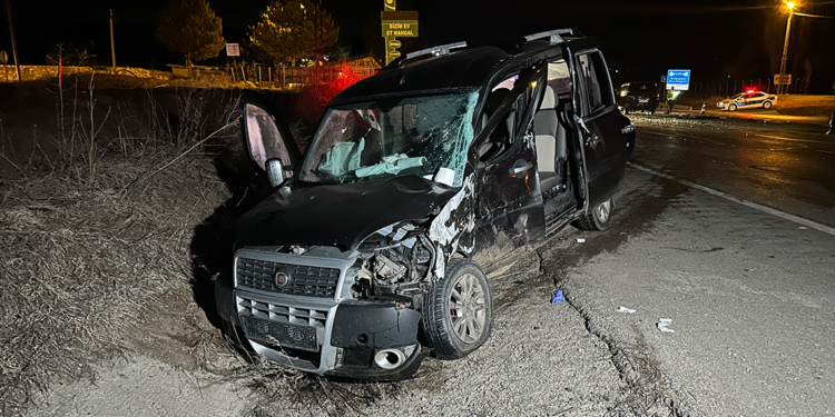 Sivas'ta hafif ticari araç ile minibüs çarpıştı: 2’si ağır, 7 yaralı