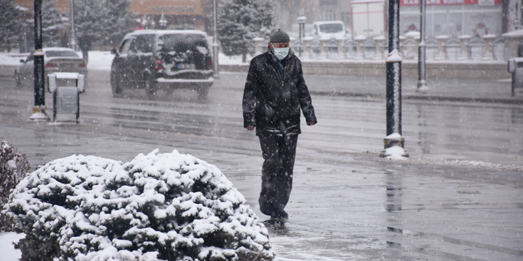 Sivas'ta kar yağışı; 215 yerleşim yerinin yolu kapandı 