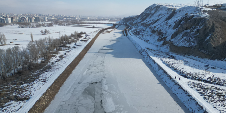 Sivas'ta sıcaklık eksi 23'ü gördü, Kızılırmak buz tuttu