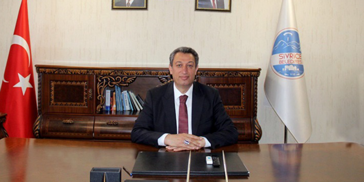 Sivrice Belediye Başkanı YRP'li Irmak, AK Parti'ye katıldı