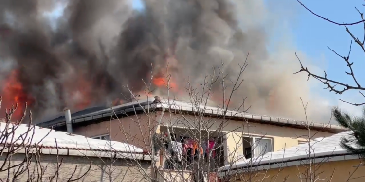 Sultanbeyli'de 3 katlı binanın çatısı alev alev yandı