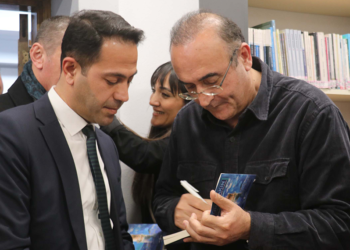Sunay Akın'ın yeni kitabı 'Koyu Mavi Memleket Kumaşı' tanıtıldı