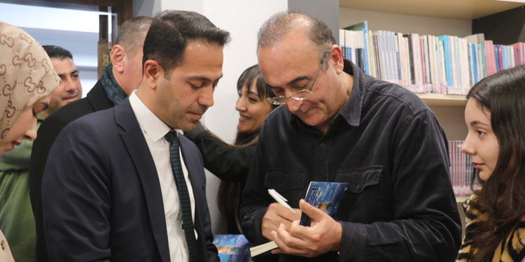 Sunay Akın'ın yeni kitabı 'Koyu Mavi Memleket Kumaşı' tanıtıldı