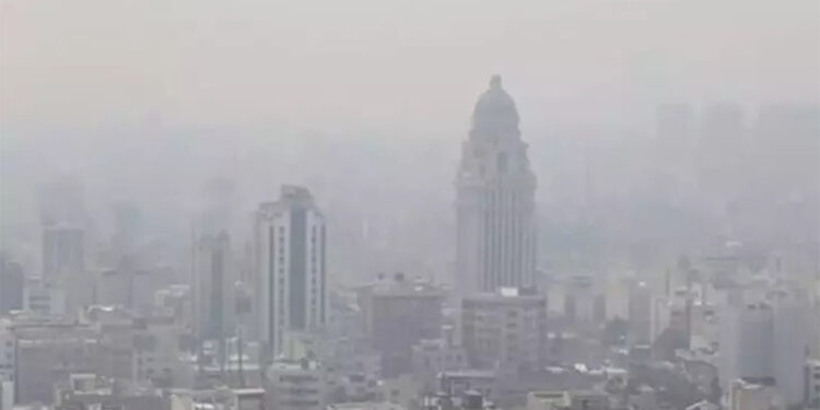 Tahran'da hava kirliliği nedeniyle okullar tatil edildi
