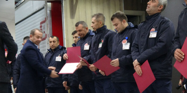 Tanju Özcan'dan itfaiyecilere hizmet şeref belgesi