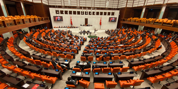 TBMM Genel Kurulu'nda, 'televizyon programcısı' tartışması