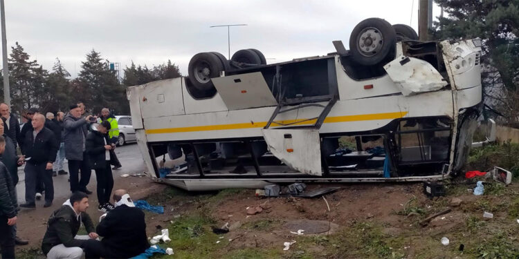 Tekirdağ'da fabrika işçilerinin taşındığı servis midibüsü takla attı