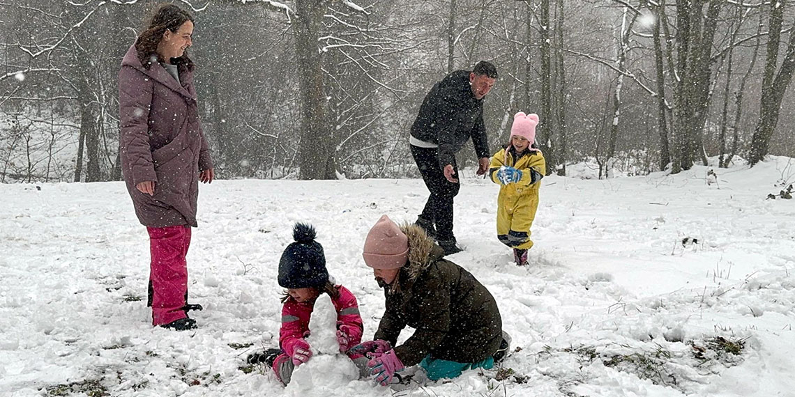 Tekirdağ'da kar yağışının etkili olduğu Saray ilçesindeki Laladere piknik alanı hafta sonunda ziyaretçilerin akınına uğradı. Aileler piknik yaparken, çocuklar karın keyfini çıkardı.