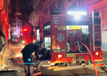 Apartmanın terasında çıkan yangın elektrik hattına sıçradı